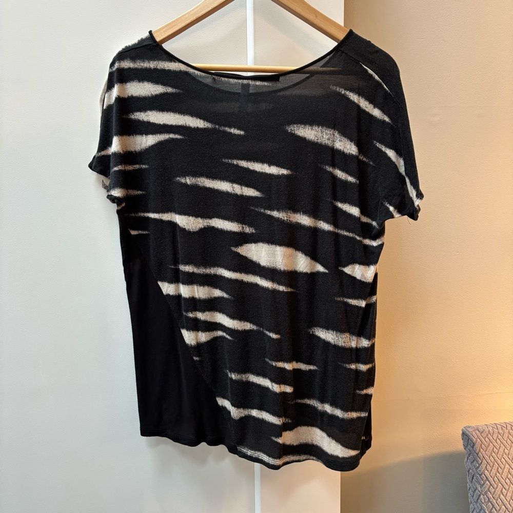 Kensie Black and White Abstract Print Flowy Short Sleeve Tee / Top - M